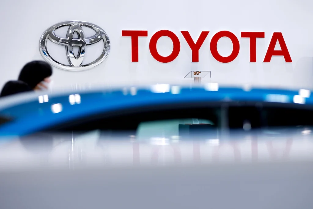 Toyota new cars logo